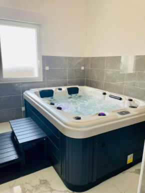Jacuzzi privé 500m de la mer